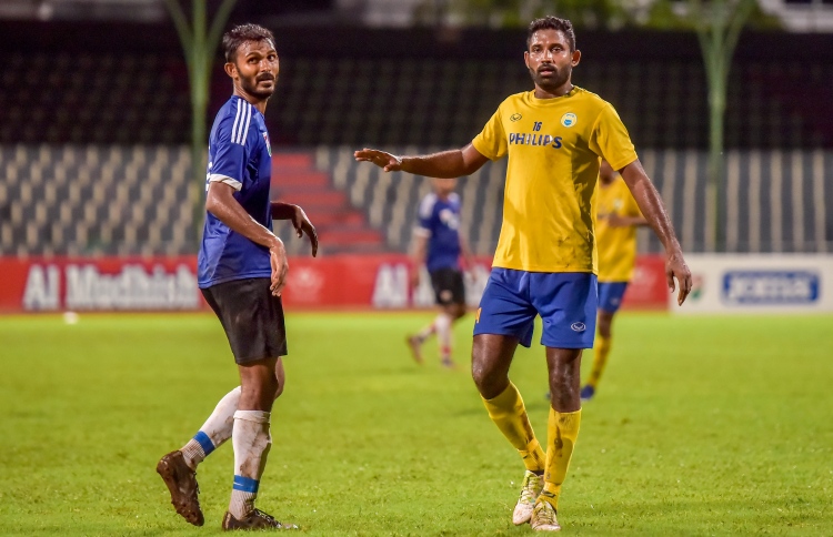 ތަޖުރިބާކާރު ދެ މިޑްފީލްޑަރުންގެ ކުރިމަތިލުމެއް