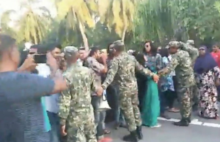 ލ. ގައި ބޭއްވި ރެލީއަށް ސިފައިން ހުރަސް އަޅައިފި