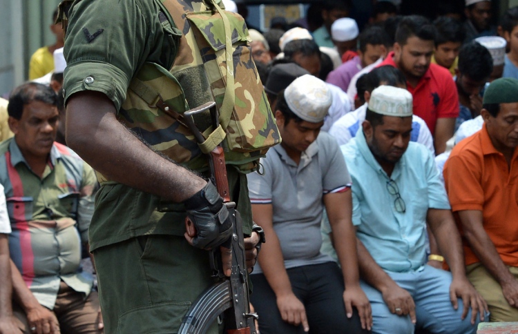 ލަންކާގެ މުސްލިމުން ހުކުރު ކުރީ ސިފައިންގެ ހިމާޔަތުގައި