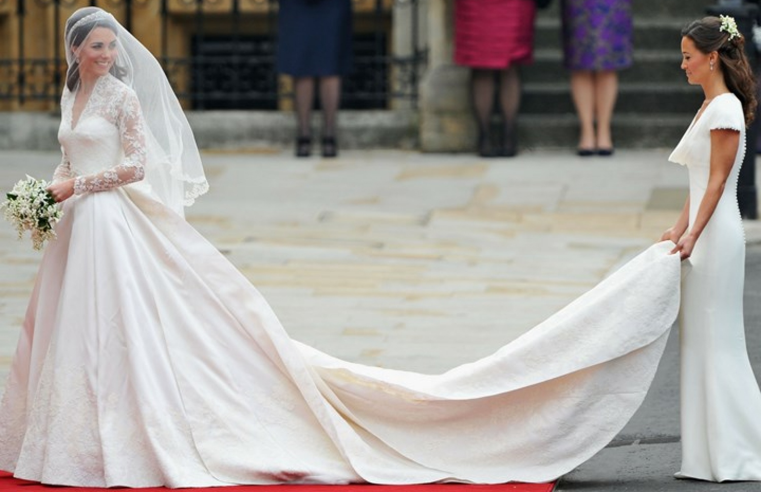 ކޭޓް 2011 ގެ ކައިވެނީގެ ހަފުލާގައި ބޭނުން ކުރި ވެޑިން ޑްރެސްއާ އެކު.