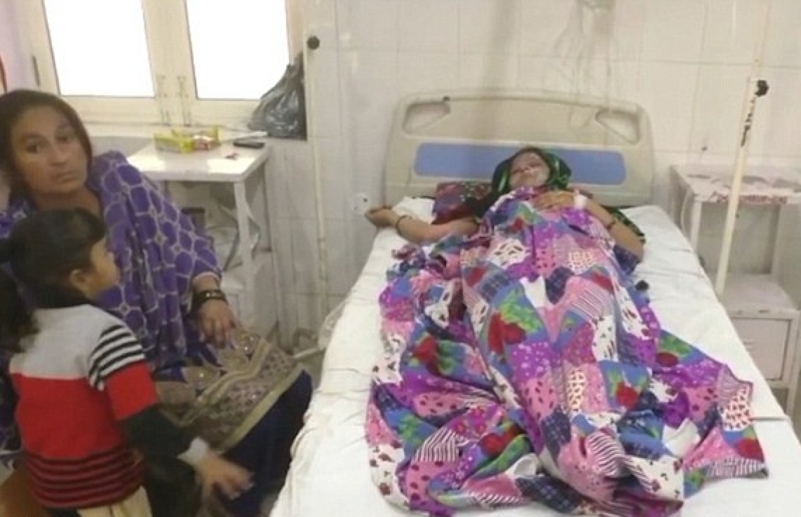 ފަރާ އަށް ހޮސްޕިޓަލްގައި ފަރުވާ ދޭ އިރު އާއިލާގެ މީހަކު ކައިރީގައި: