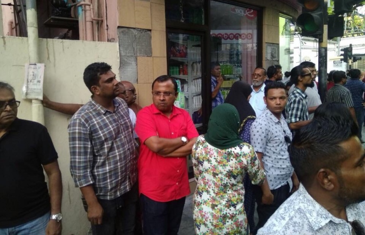 ރިޔާޒުގެ ޕްރައިވެޓް ސެކިއުރިޓީގެ ފޯނު ހިފަހައްޓައިފި