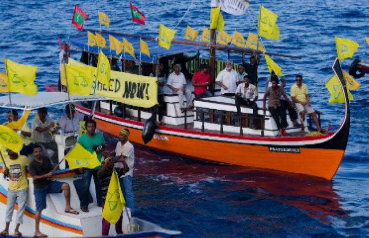 މުޒާހަރާތަކަށް މީހުން އުފުލާ ދޯނިތަކުގެ ހުއްދަ ބާތިލް!