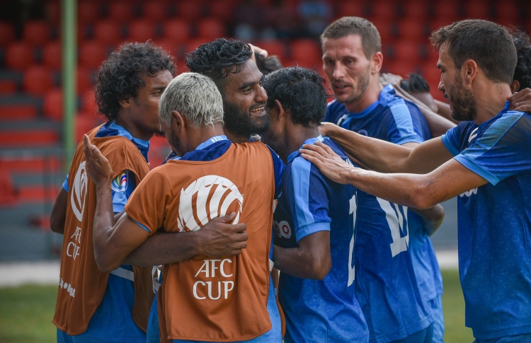 ނިއުއާ އެކު ހޯދި މޮޅު ގައުމީ ކޯޗަށް ހަދިޔާކޮށްފި