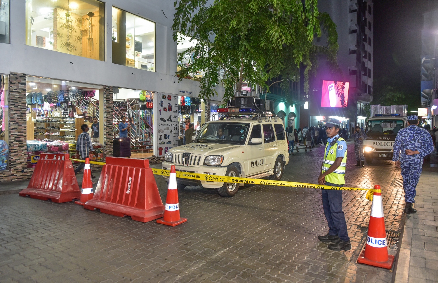 މަޖީދީ މަގުގެ ވަކި ސަރަހައްދެއް ބަންދުކޮށްގެން ފުލުހުން ހަރަކާތްތެރިވަނީ.