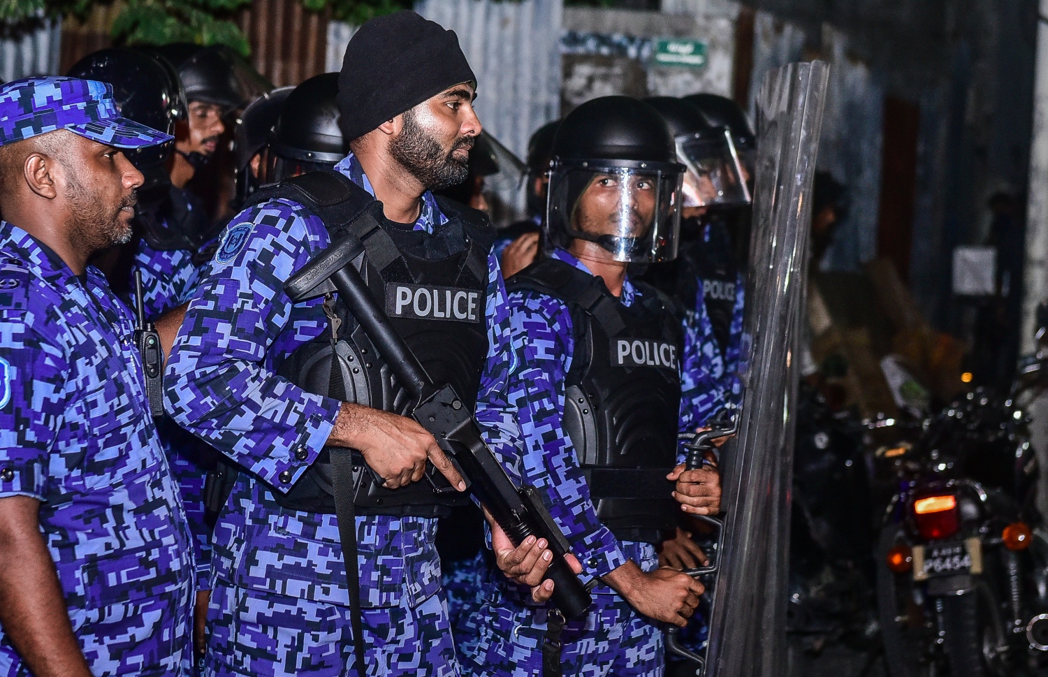 ރޭ ބޭއްވި އެއްވުން ރޫޅާލުމަށް ފުލުހުން މަސައްކަތް ކުރަނީ. ---ފޮޓޯ: ނިޝާން އަލީ/ މިހާރު