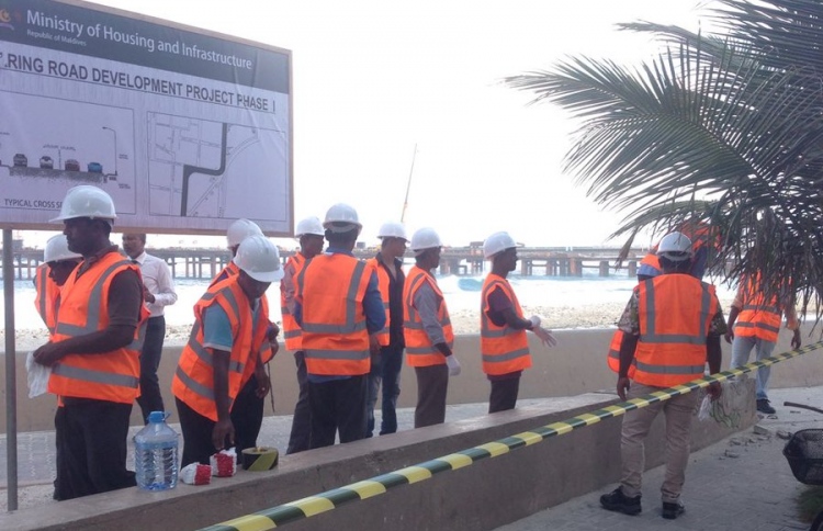 ބްރިޖާ ގުޅޭ މަގުތަކުގައި ތާރު އަޅަން މަގު ސާފުކުރަނީ