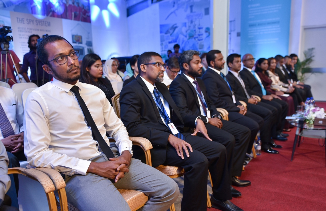 މާލެ: މާޗް 15، 2018- އޭޑީކޭ ހޮސްޕިޓަލްގެ ކެތުލެބާއި އޮޕަރޭޝަންް ތިއޭޓަރު ހިމެނޭ ކޮމްޕްލެކްސް ހުޅުވުމަށް މިރޭ ބޭއްވި ރަސްމިއްޔާތުގައި ހެލްތު މިނިސްޓަރު ނާޒިމާއި އެ ހޮސްޕިޓަލްގެ ބައެއް އިސްވެރިން ބައިވެރިވެވަޑައިގަންނަވަނީ.---ފޮޓޯ: ހުސެއިން ވަހީދު/މިހާރު