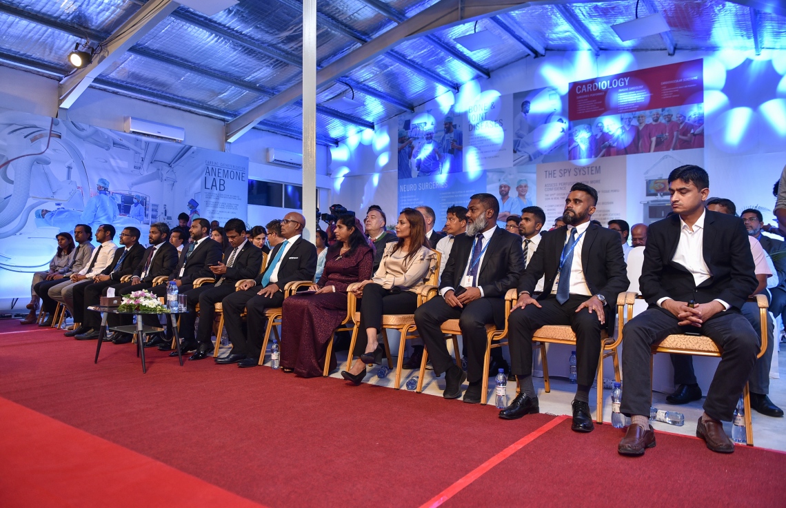 މާލެ: މާޗް 15، 2018- އޭޑީކޭ ހޮސްޕިޓަލްގެ ކެތުލެބާއި އޮޕަރޭޝަންް ތިއޭޓަރު ހިމެނޭ ކޮމްޕްލެކްސް ހުޅުވުމަށް މިރޭ ބޭއްވި ރަސްމިއްޔާތުގައި ބައިވެރިވެވަޑައިގެންނެވި ބައެއް ބޭފުޅުން.---ފޮޓޯ: ހުސެއިން ވަހީދު/މިހާރު