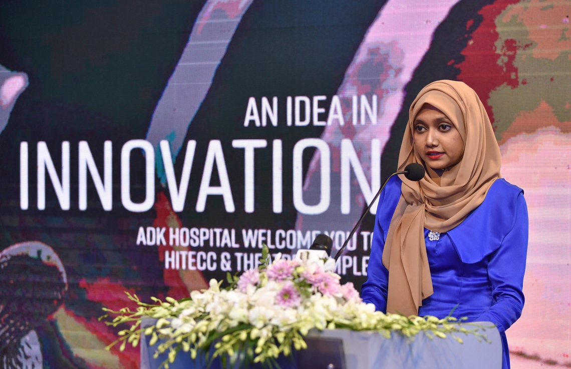 މާލެ: މާޗް 15، 2018- އޭޑީކޭ ހޮސްޕިޓަލްގެ ކެތުލެބާއި އޮޕަރޭޝަންް ތިއޭޓަރު ހިމެނޭ ކޮމްޕްލެކްސް ހުޅުވުމަށް މިރޭ ބޭއްވި ރަސްމިއްޔާތުގައި އެ ހޮސްޕިޓަލްގެ މުވައްޒަފަކު ވާހަކަ ދައްކަނީ.---ފޮޓޯ: ހުސެއިން ވަހީދު/މިހާރު