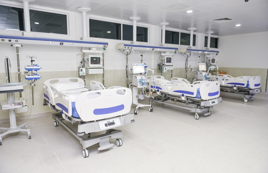 މާލެ: މާޗް 15، 2018- އޭޑީކޭ ހޮސްޕިޓަލްގެ ކެތުލެބާއި އޮޕަރޭޝަންް ތިއޭޓަރު ހިމެނޭ ކޮމްޕްލެކްސް ހުޅުވާފައިވާއިރު، މިތަނުން ހިތުގެ ބަލިތަކަށް އެންމެ ޒަމާނީ ފަރުވާ ދެވޭނެ ކަމަށް އޭޑީކޭ އިން ބުނޭ.---ފޮޓޯ: ހުސެއިން ވަހީދު/މިހާރު