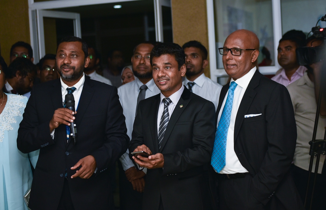 މާލެ: މާޗް 15، 2018- އޭޑީކޭ ހޮސްޕިޓަލްގެ ކެތުލެބާއި އޮޕަރޭޝަންް ތިއޭޓަރު ހިމެނޭ ކޮމްޕްލެކްސް ހުޅުވުމަށް މިރޭ ބޭއްވި ރަސްމިއްޔާތުގައި ހެލްތު މިނިސްޓަރު ނާޒިމް (މ) އާއި އޭޑީކޭގެ ޗެއާމަން ނާޝިދު (ކ) އަދި އެ ހޮސްޕިޓަލްގެ މެނޭޖިން ޑިރެކްޓަރު އަފްއާލް (ވ) ބައިވެރިވެވަޑައިގަންނަވަނީ.---ފޮޓޯ: ހުސެއިން ވަހީދު/މިހާރު