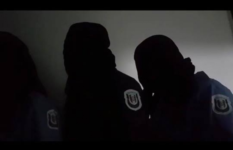 ފުލުހުންގެ ޔުނިފޯމްގައި ތިބެ އިންޒާރުދޭ އާ ވީޑިއޯއެއް