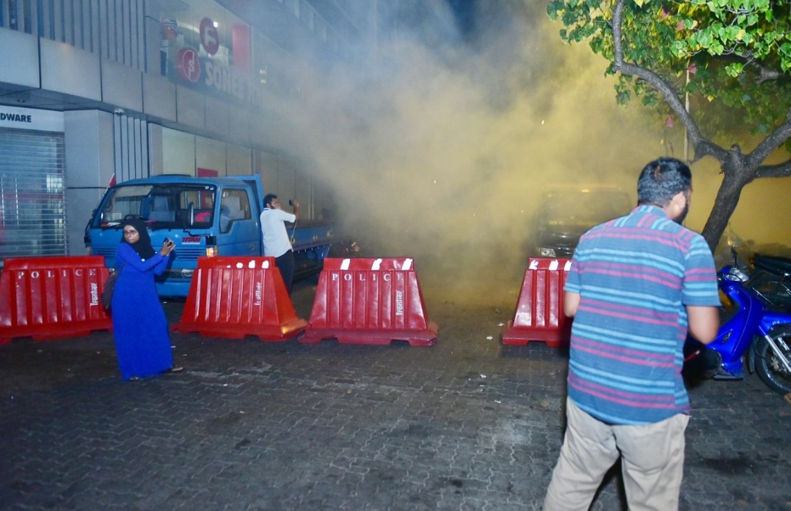 ޖުމްހޫރީ މައިދާނަށް ވަނަ ނުދޭން ކަރުނަ ގޭސް ޖަހައިފި