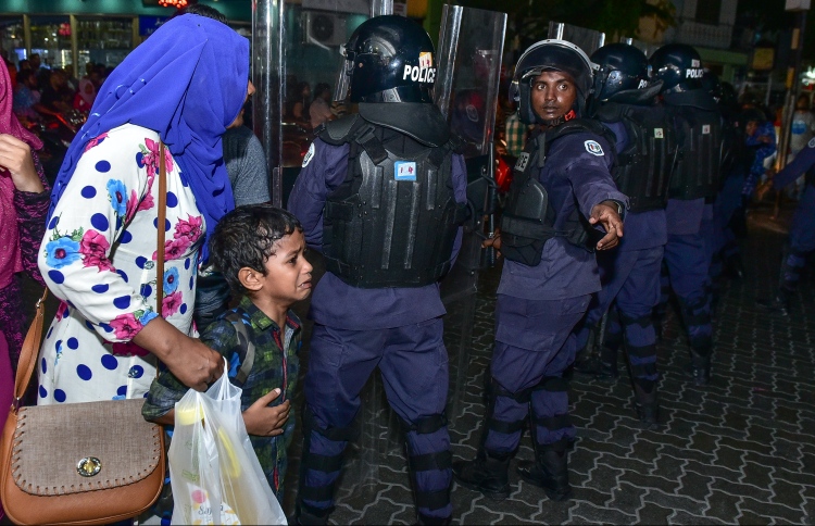 ޖުމްހޫރީ 50: ރާއްޖެއަށް ހަމަޖެހުން، ކޮން އިރަކުން؟