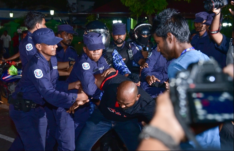 މުޒާހަރާ އިން 141 މީހަކު ހައްޔަރުކުރި: ފުލުހުން