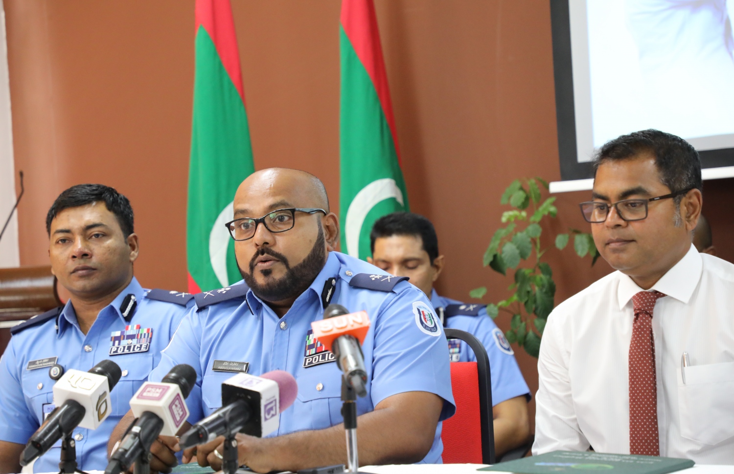 "އެންވަޔަރުމެންޓް ޕޮލިސް"ގެ ޚިދުމަތް ފެށުމުގެ އެއްބަސްވުމުގައި ސޮއިކުރެއްވުމަށް ފަހު އެކްޓިން ކޮމިޝަނާ އޮފް ޕޮލިސް ނަވާޒް މީޑިއާއާ ވާހަކަ ދައްކަވަނީ.---ފޮޓޯ: އެންވަޔަރުމެންޓް މިނިސްޓްރީ