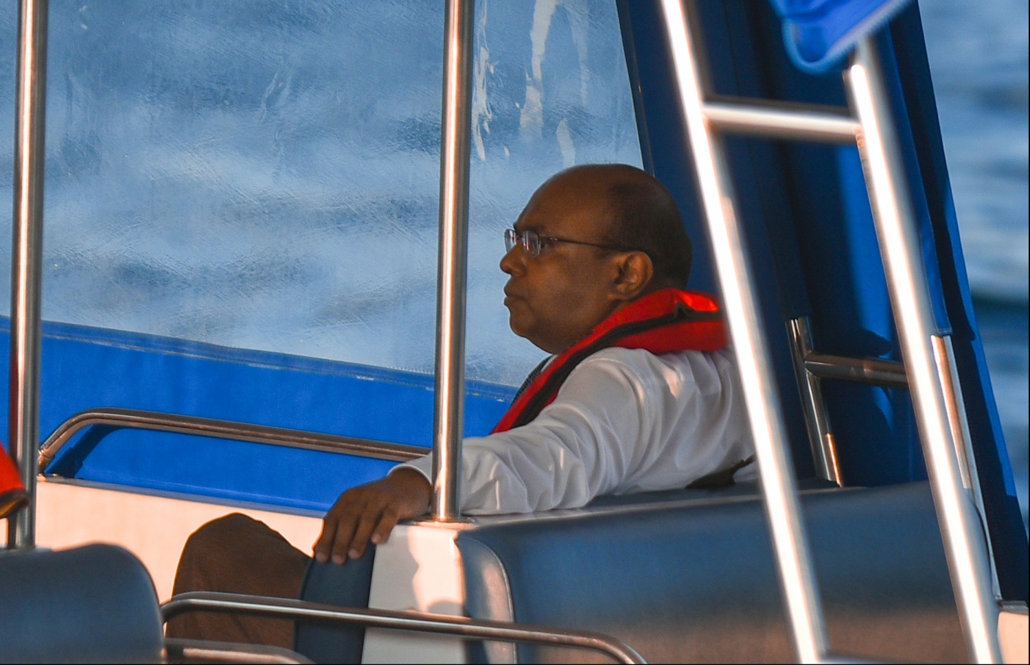 ޝަރީއަތުގެ އަޑު އެހުމަކަށް ފަހު، އުއްތަމަ ފަނޑިޔާރު ދޫނިދު އަށް ގެންދަނީ. --ފޮޓޯ/މިހާރު