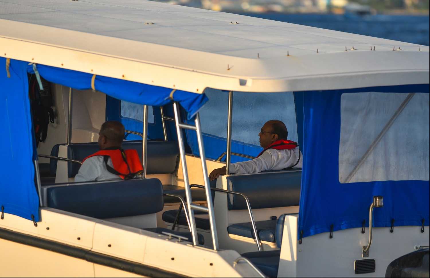 އުއްތަމަ ފަނޑިޔާރު އަބްދުﷲ ސައީދު ފުލުހުންގެ ލޯންޗެއްގައި ދޫނިދޫއަށް ގެންދަނީ. --ފޮޓޯ: މިހާރު