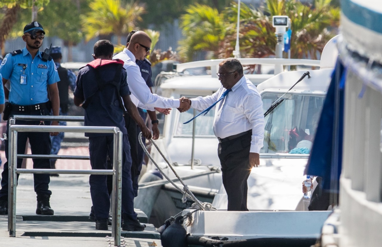 ރިޝްވަތު ހިފައިގެން ވެރިކަން ވައްޓާލަން އުޅުމުގެ ތުހުމަތުގައި ހައްޔަރުކޮށްފައި ހުންނެވި، ސުޕްރީމް ކޯޓުގެ ފަނޑިޔާރު އަލީ ހަމީދު ކޯޓަށް ގެންދިއުމަށްޓަކައި ޕޮލިސް ލޯންޗުގައި ގެނެސް މާލެ އަށް ބާލަނީ. -- ފޮޓޯ: ނިޝާން އަލީ/މިހާރު