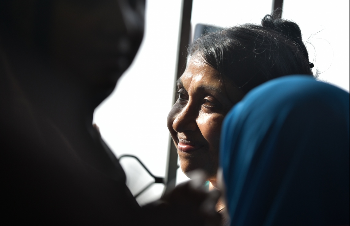 މާލެ: މާޗް 20، 2018- ސަރުކާރު ވައްޓާލަން އުޅުމުގެ ތުހުމަތަށް ހައްޔަރުކޮށްފައިވާ ކުރީގެ ރައީސް މައުމޫން އަބްދުލް ގައްޔޫމް ކޯޓަށް ހާޒިރުކުރި ވަގުތު އަނބިކަނބަލުން ނަސްރީނާ އިބްރާހިމް ކްރިމިނަލް ކޯޓު ކައިރީގައި.---ފޮޓޯ: ހުސެން ވަހީދު/މިހާރު