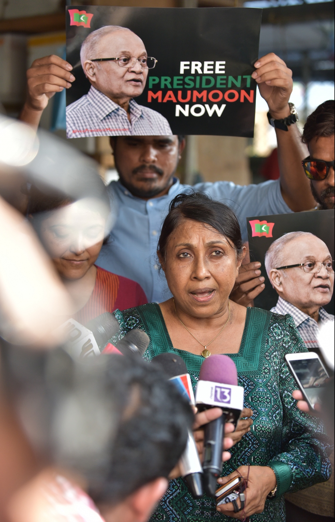 މާލެ: މާޗް 20، 2018- ސަރުކާރު ވައްޓާލަން އުޅުމުގެ ތުހުމަތަށް ހައްޔަރުކޮށްފައިވާ ކުރީގެ ރައީސް މައުމޫން އަބްދުލް ގައްޔޫމް ކޯޓަށް ހާޒިރުކުރި ވަގުތު އަނބިކަނބަލުން ނަސްރީނާ އިބްރާހިމް ކްރިމިނަލް ކޯޓު ކައިރީގައި މީޑިއާއާ ވާހަކަ ދައްކަވަނީ.---ފޮޓޯ: ނިޝާން އަލީ/މިހާރު