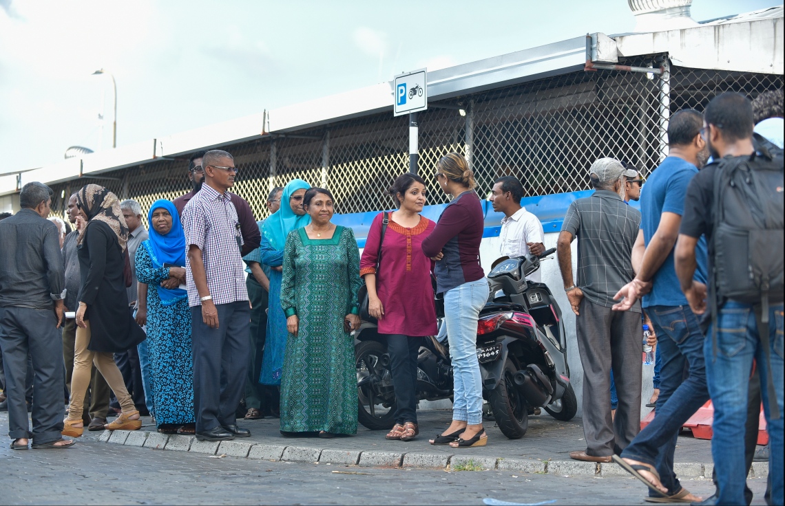 މާލެ: މާޗް 20، 2018- ސަރުކާރު ވައްޓާލަން އުޅުމުގެ ތުހުމަތަށް ހައްޔަރުކޮށްފައިވާ ކުރީގެ ރައީސް މައުމޫން އަބްދުލް ގައްޔޫމް ކޯޓަށް ހާޒިރުކުރި ވަގުތު އަނބިކަނބަލުން ނަސްރީނާ އިބްރާހިމާއި ދަރިކަނބަލުން ޔުމްނާ ކްރިމިނަލް ކޯޓު ކައިރީގައި.---ފޮޓޯ: ހުސެން ވަހީދު/މިހާރު