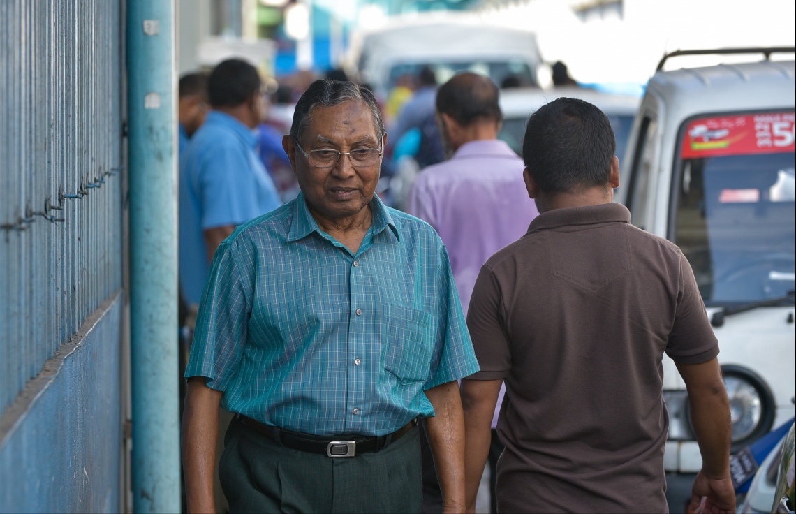 މާލެ: މާޗް 20، 2018- ސަރުކާރު ވައްޓާލަން އުޅުމުގެ ތުހުމަތަށް ހައްޔަރުކޮށްފައިވާ ކުރީގެ ރައީސް މައުމޫން އަބްދުލް ގައްޔޫމް ކޯޓަށް ހާޒިރުކުރި ވަގުތު މައުމޫންގެ އަނބިކަނބަލުން ނަސްރީނާގެ ބޭބޭފުޅު އައްބާސް އިބްރާހިމް ކްރިމިނަލް ކޯޓު ކައިރީގައި.---ފޮޓޯ: ހުސެން ވަހީދު/މިހާރު