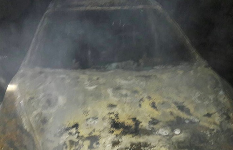 ހިތަދޫގައި ކާރެއްގައި ރޯކޮށްލައިފި