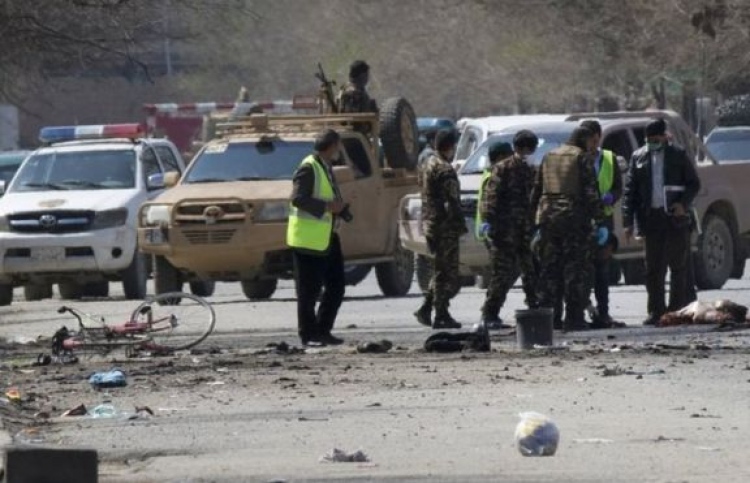 ކާބުލްގެ ޒިޔާރަތަކަށް ބޮމުގެ ހަމަލާދީ ގިނަ ބަޔަކު މަރާލައިފި