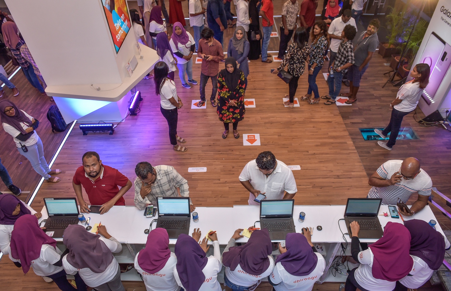 ސެމްސަންގްގެ އެންމެ ފަހުގެ ފޯނު ގަތުމަށް ދިރާގަށް ޕްރީ އޯޑާ ދިން ކަސްޓަމަރުންނަށް މިރޭ ދޫކުރަނީ.--- ފޮޓޯ: ނިޝާން އަލީ /މިހާރު