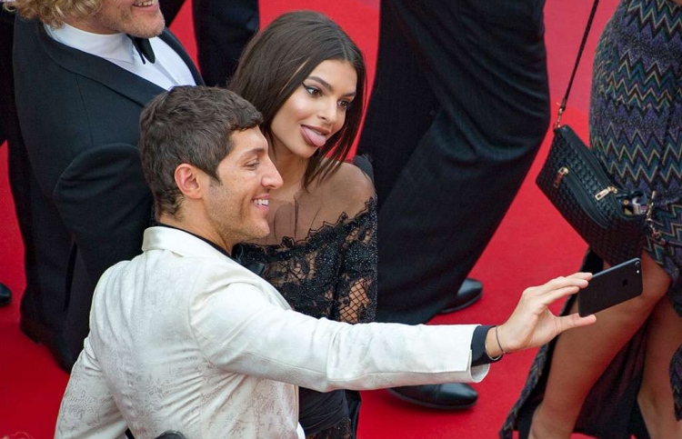 މި އަހަރު ކާންސްގެ ރެޑް ކާޕެޓްގައި ސެލްފީ މަނާ