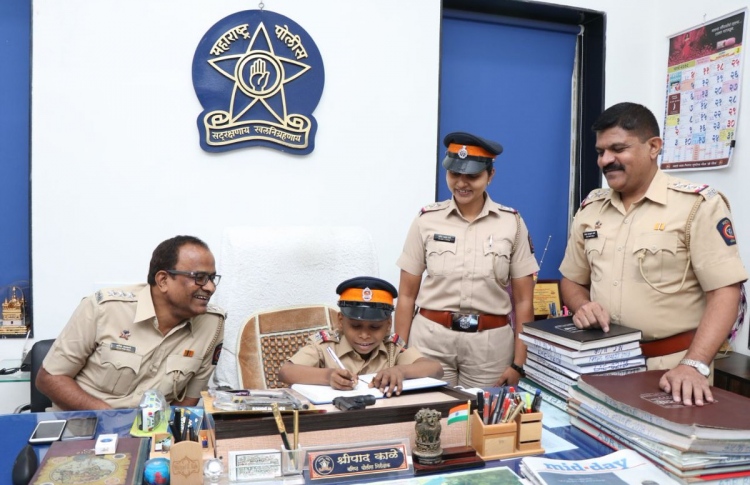 ކެންސަރު ޖެހިފައިވާ ކުޑަ ކުއްޖަކު ފުލުހަކަށް