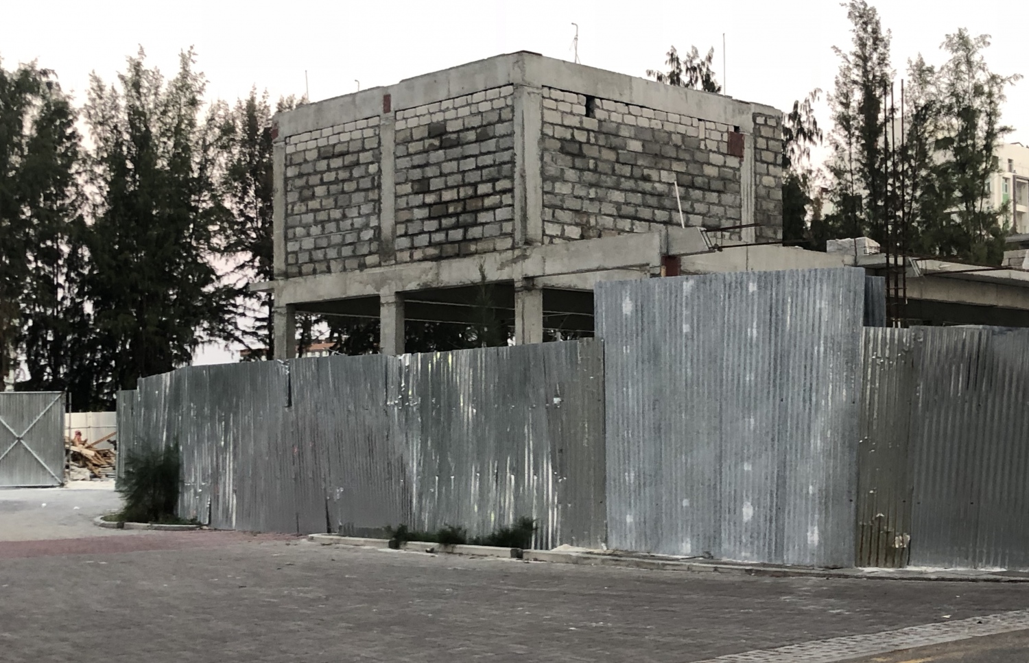 ހުޅުމާލޭގައި އަލަށް ހަދާ ފުޑް ކޯޓާއި މާރުކޭޓް ހިމެނޭ ބިލްޑިންގުން ބައެއް: މިތަނުގައި 71 ސްޓޯލް ހިމެނޭ. ފޮޓޯ: އަބްދުﷲ ޖަމީލު /މިހާރު