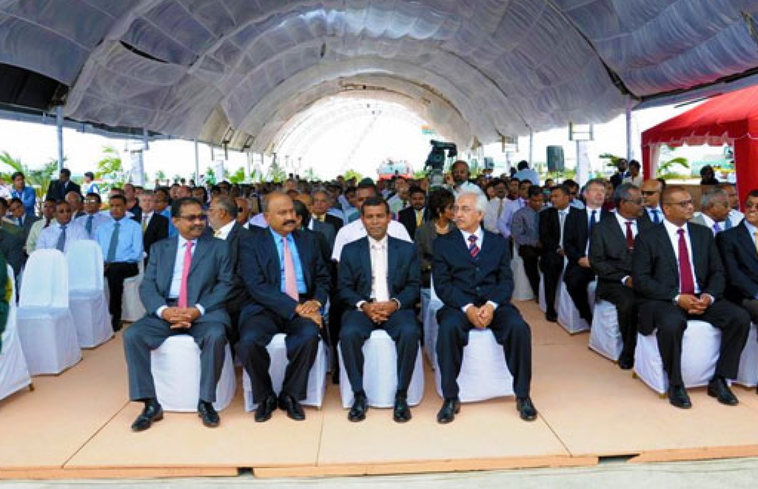 ޖީއެމްއާރަށް އެއާޕޯޓް ކުއްޔަށް ދީގެން އުޅުނު އިރު އެއާޕޯޓުގެ އާ ޓާމިނަލްގެ ބިންގާ އެޅުމުގެ ރަސްމިއްޔާތުގައި ކުރީގެ ރައީސް ނަޝިދާއެކު ޖީއެމްއާރާއި މެލޭޝިއާ އެއާޕޯޓްސް ކޮމްޕެނީގެ އޮފިޝަލުން ބައިވެރިވެވަޑައިގަންނަވަނީ. ނަޝީދު މިއަދު ވިދާޅުވީ ވީއައިއޭ އަކީ ހިލޭ އެޅެން އޮތް ތަނެއް ކަމަށް.