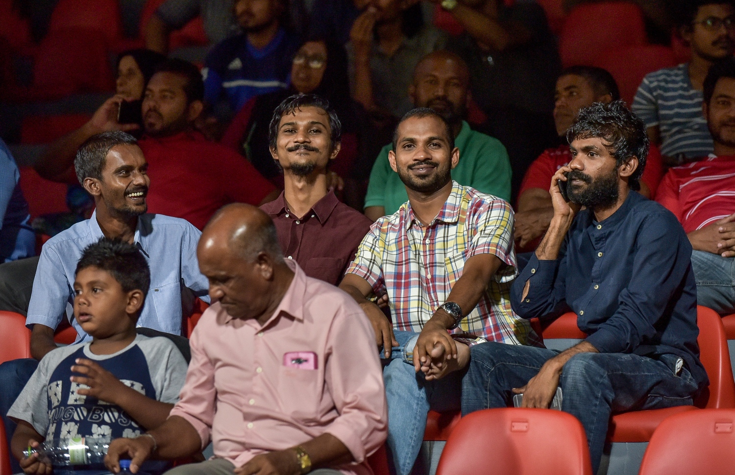 ރޭގެ މެޗު ބެލުމަށް ދަނޑަށް ވަދެތިބި ބައެއް ސަޕޯޓަރުން. –ފޮޓޯ: ނިޝާން އަލީ/ މިހާރު