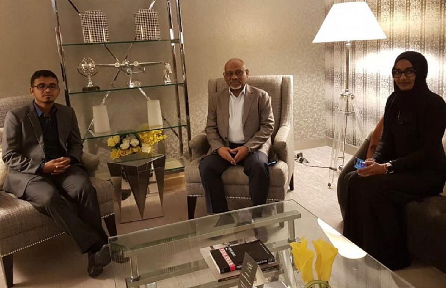 ފިނޭންސް މިނިސްޓަރު މުނައްވަރު (ވ) އަދި ސައުދީގައި ހުންނަވާ ދިވެހި ސަފީރާ ބައްދަލުކުރައްވަނީ.