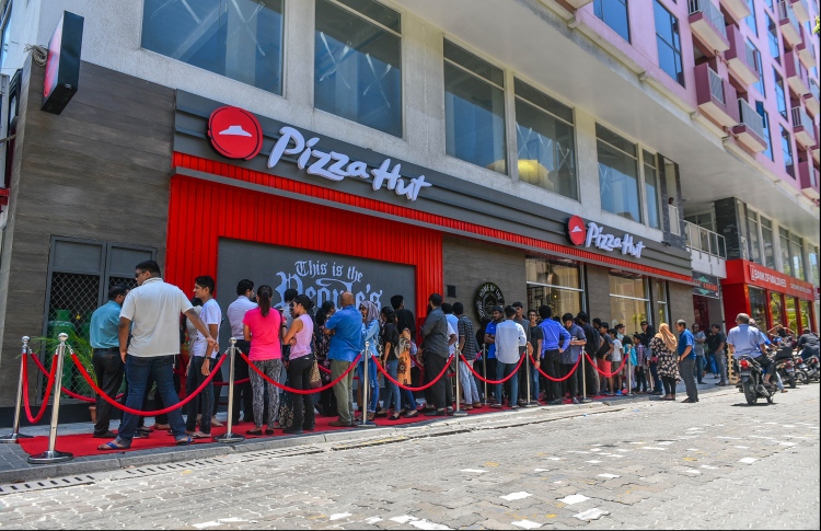 ނުހުޅުވަނީސް ޕިއްޒާ ހަޓް ކައިރީގައި ދިގު ކިޔޫއެއް