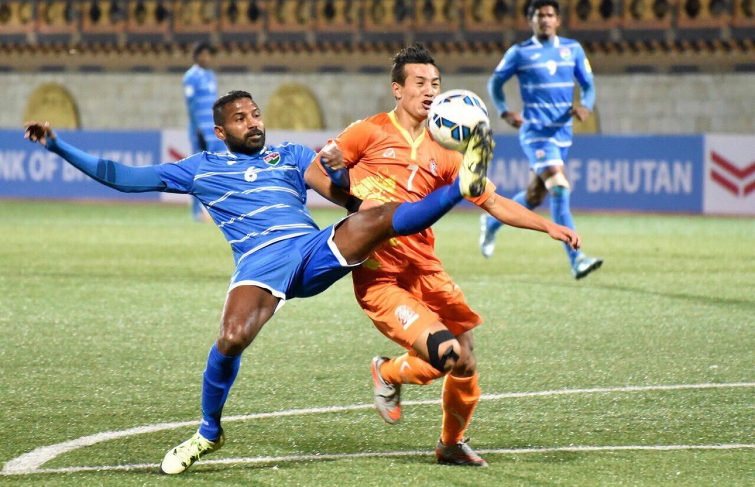 ވޯލްޑް ކަޕް ކޮލިފައިންގައި ބޫޓާނުގެ ޗެންޗޯ (ކ) ކައިރިން ރާއްޖޭގެ ބަކާ ބޯޅަ ހޯދަނީ. -- ފޮޓޯ: އެފްއޭއެމް