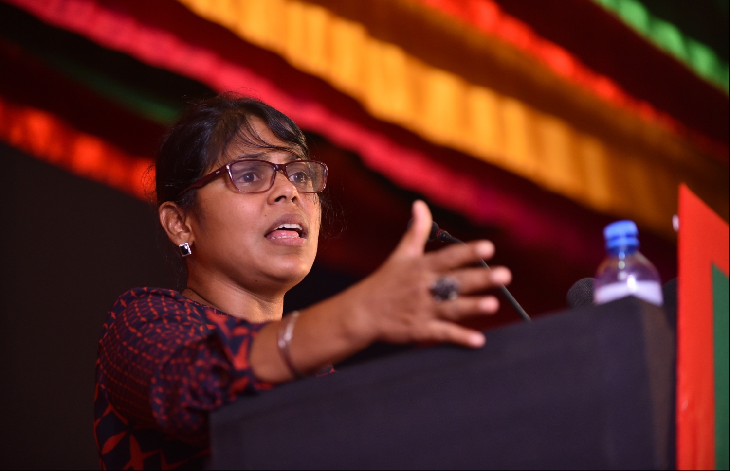 ކުރީގެ ބަންޑާރަ ނައިބު ދިޔާނާ ސައީދު 2018 ވަނަ އަހަރު ބޭއްވި އޭރުގެ އިދިކޮޅުގެ ޖަލްސާއެއްގައި ވާހަކަދައްކަވަނީ. -- ފޮޓޯ: މިހާރު