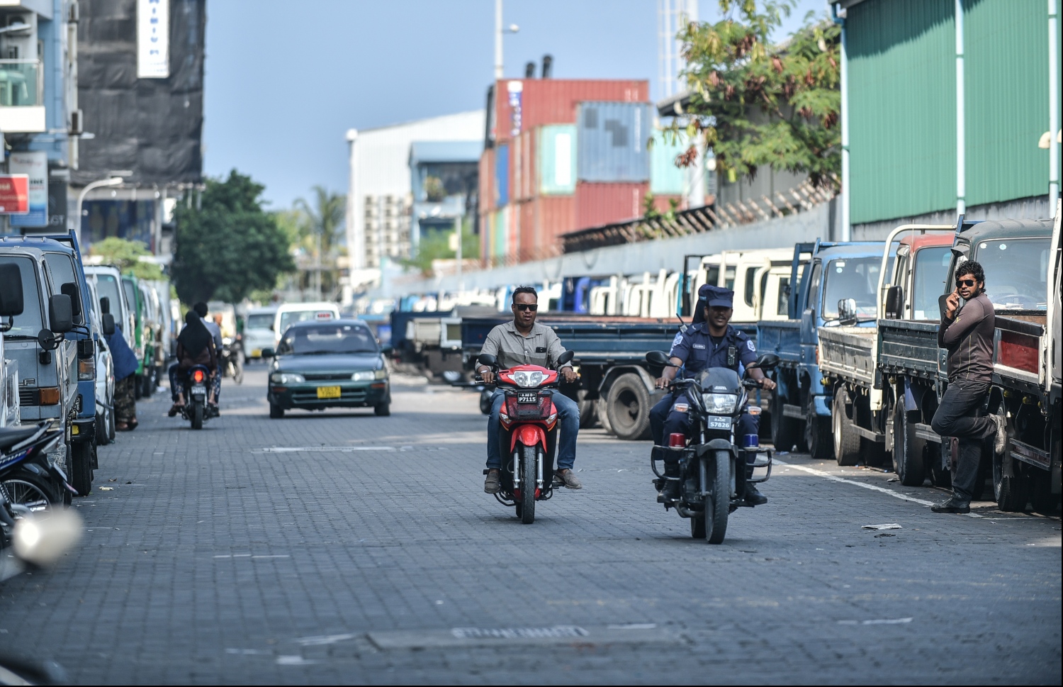 ކުރިން ތޮއްޖެހޭ ބޮޑުތަކުރުފާނު މަގުގައި ދުއްވާތަކެތި މަދުވެ އަމާންވެފައި-- ފޮޓޯ: ނިޝާން އަލީ/މިހާރު