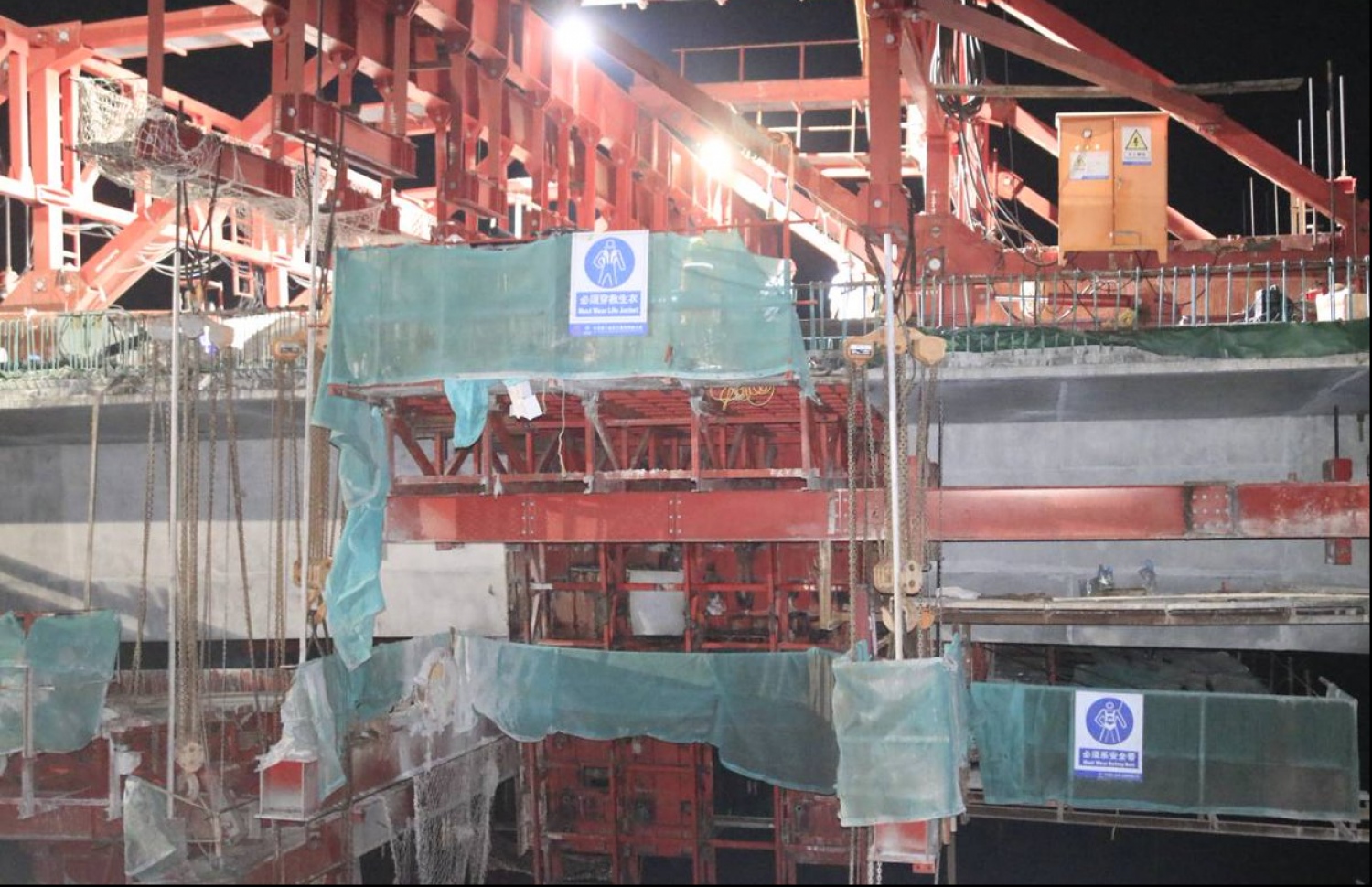 ދެ ތަނބު ގުޅުވާލުމުގެ މަސައްކަތް ސީސީސީސީން ކުރަނީ. --ފޮޓޯ/ހައުސިން މިނިސްޓްރީ