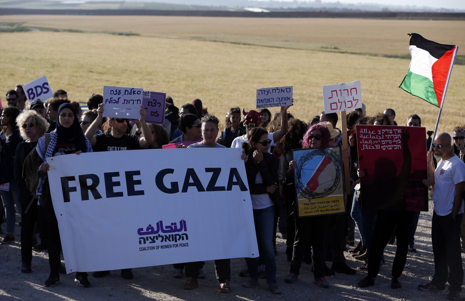 ގާޒާ ބޯޑަރުގައި ފަލަސްތީނު މީހުން އިހްތިޖާޖް ކުރަނީ. --ފޮޓޯ:އޭއެފްޕީ