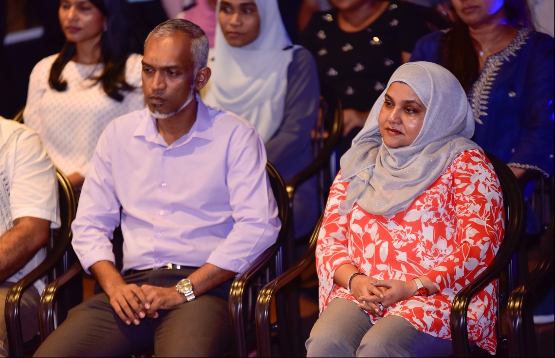 މާލެ: އޭޕްރިލް 2، 2018: އޮސްޓްރޭލިއާގެ މަޝްހޫރު "ގްލޯރިއާ ޖީންސް ކޮފީސް"ގެ ފްރެންޗައިސް ރެސްޓޯރެންޓަކާ އެކު ޕެވިލިއަން ހުޅުވުމަށް ބޭއްވި ރަސްމިއްޔާތުގައި ފަސްޓް ލޭޑީ ފާތުމަތު އިބްރާހިމްގެ(ކ) އިތުރުން ހައުސިން މިނިސްޓަރު މުހައްމަދު މުއިއްޒު ބައިވެރިވެ ވަޑައިގަންނަވަނީ.-- ފޮޓޯ: މިހާރު/ހުސައިން ވަހީދު