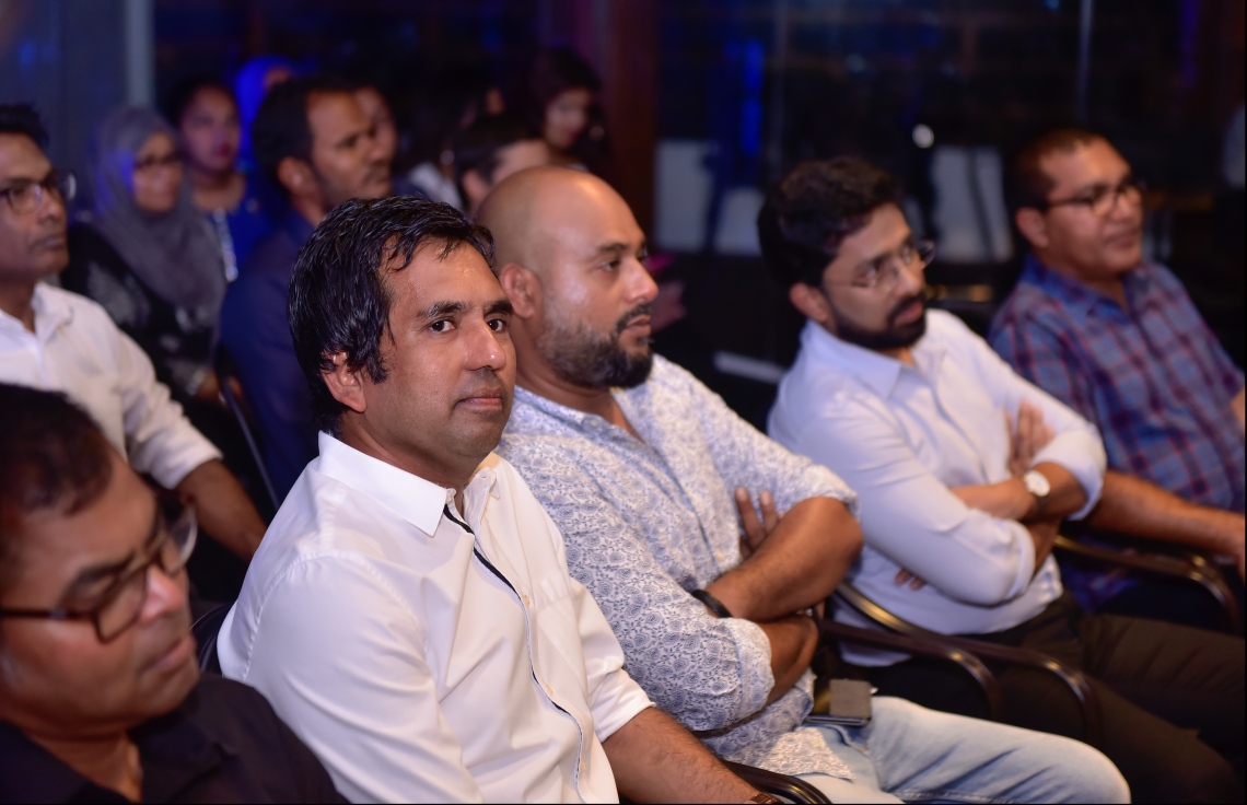 މާލެ: އޭޕްރިލް 2، 2018: އޮސްޓްރޭލިއާގެ މަޝްހޫރު "ގްލޯރިއާ ޖީންސް ކޮފީސް"ގެ ފްރެންޗައިސް ރެސްޓޯރެންޓަކާ އެކު ޕެވިލިއަން ހުޅުވުމަށް ބޭއްވި ރަސްމިއްޔާތުގައި އިކޮނޮމިކް މިނިސްޓަރު މުހައްމަދު ސައީދު ބައިވެރިވެ ވަޑައިގަންނަވަނީ.-- ފޮޓޯ: މިހާރު/ހުސައިން ވަހީދު