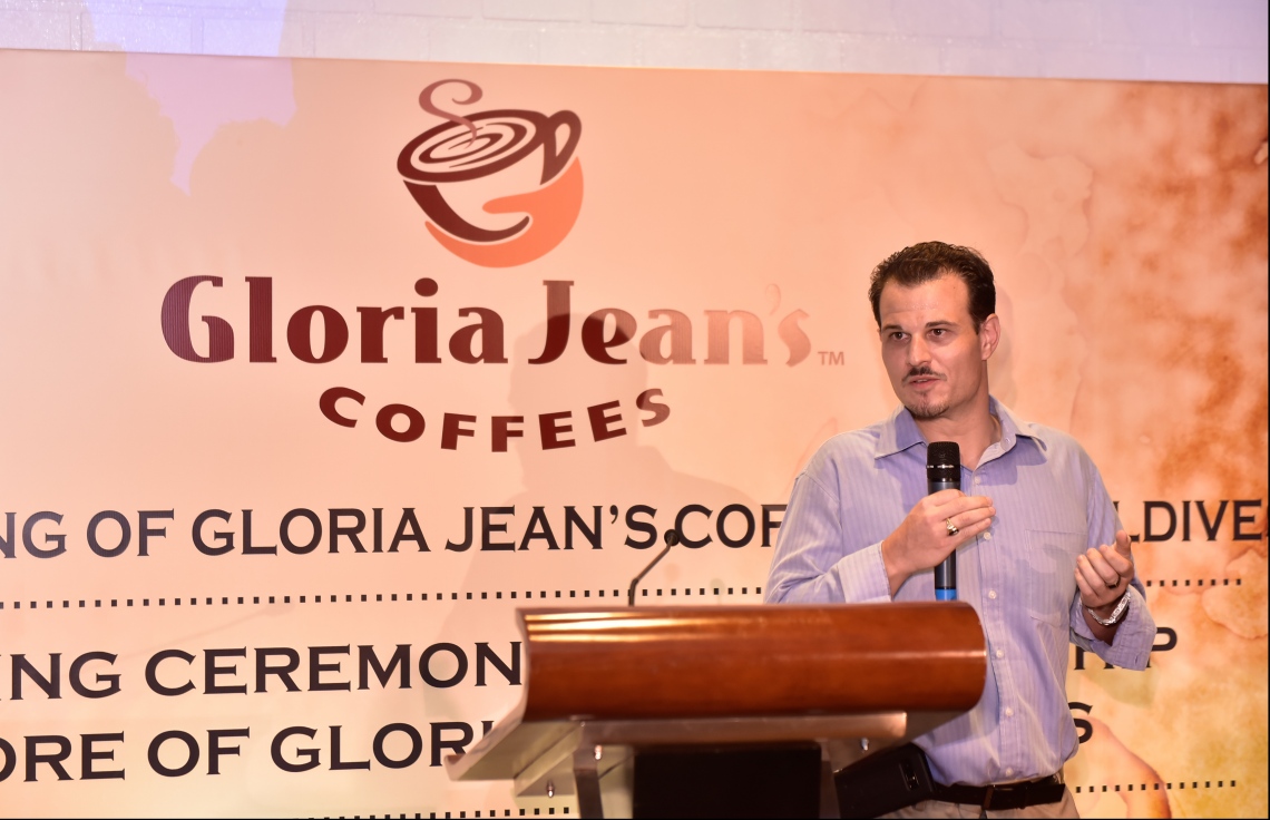 މާލެ: އޭޕްރިލް 2، 2018: އޮސްޓްރޭލިއާގެ މަޝްހޫރު "ގްލޯރިއާ ޖީންސް ކޮފީސް"ގެ ފްރެންޗައިސް ރެސްޓޯރެންޓަކާ އެކު ޕެވިލިއަން ހުޅުވުމަށް ބޭއްވި ރަސްމިއްޔާތުގެ ތެރެއިން.-- ފޮޓޯ: މިހާރު/ހުސައިން ވަހީދު