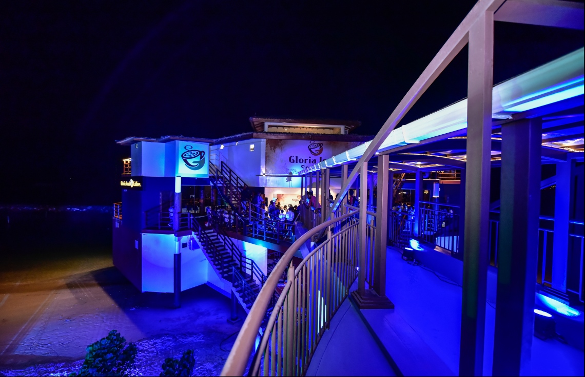 މާލެ: އޭޕްރިލް 2، 2018: އޮސްޓްރޭލިއާގެ މަޝްހޫރު "ގްލޯރިއާ ޖީންސް ކޮފީސް"ގެ ފްރެންޗައިސް ރެސްޓޯރެންޓަކާ އެކު ޕެވިލިއަން ހުޅުވުމަށް ބޭއްވި ރަސްމިއްޔާތުގެ ތެރެއިން.-- ފޮޓޯ: މިހާރު/ހުސައިން ވަހީދު