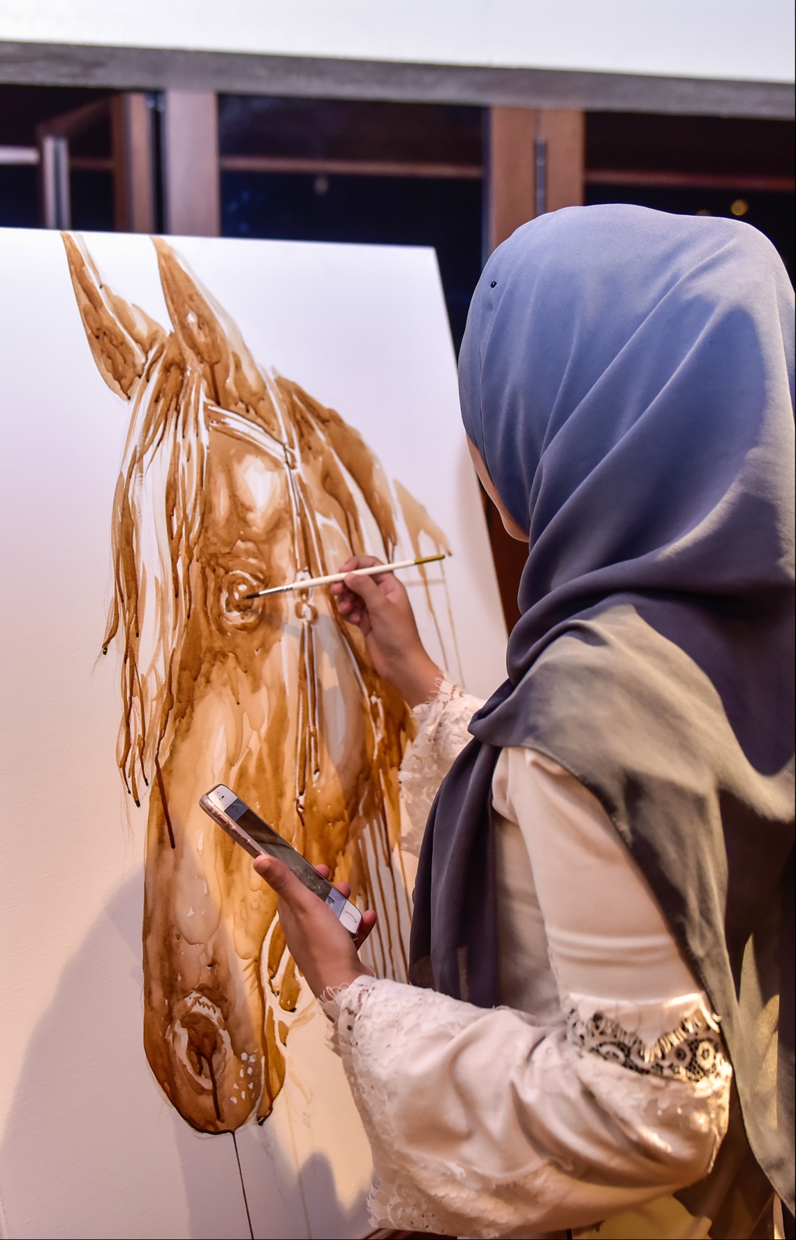 މާލެ: އޭޕްރިލް 2، 2018: އޮސްޓްރޭލިއާގެ މަޝްހޫރު "ގްލޯރިއާ ޖީންސް ކޮފީސް"ގެ ފްރެންޗައިސް ރެސްޓޯރެންޓަކާ އެކު ޕެވިލިއަން ހުޅުވުމަށް ބޭއްވި ރަސްމިއްޔާތުގެ ތެރެއިން.-- ފޮޓޯ: މިހާރު/ހުސައިން ވަހީދު