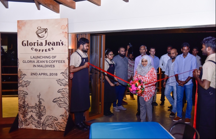 ގްލޯރިއާ ޖީންސް ކޮފީއާ އެކު ޕެވިލިއަން ހުޅުވައިފި