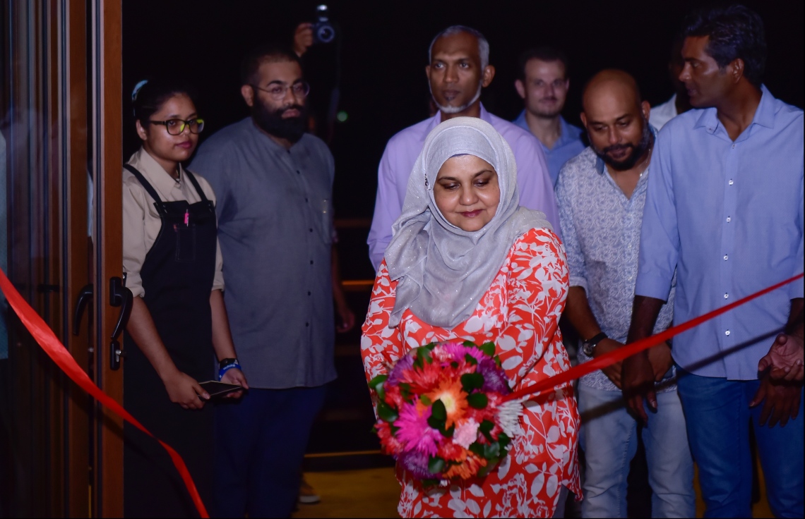 މާލެ: އޭޕްރިލް 2، 2018: އޮސްޓްރޭލިއާގެ މަޝްހޫރު "ގްލޯރިއާ ޖީންސް ކޮފީސް"ގެ ފްރެންޗައިސް ރެސްޓޯރެންޓަކާ އެކު ޕެވިލިއަން ހުޅުވުމަށް ބޭއްވި ރަސްމިއްޔާތުގައި ފަސްޓް ލޭޑީ ފާތުމަތު އިބްރާހިމް ހުޅުވައި ދެއްވަނީ.-- ފޮޓޯ: މިހާރު/ހުސައިން ވަހީދު